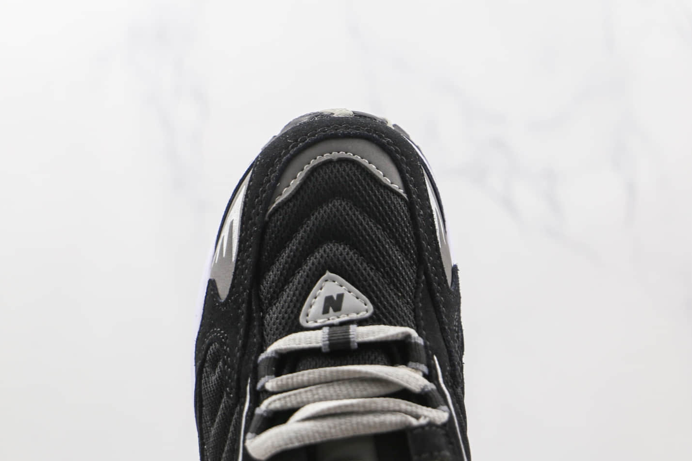 New Balance 725 'Black Metallic Silver' - Stylish and Sleek Sneakers
